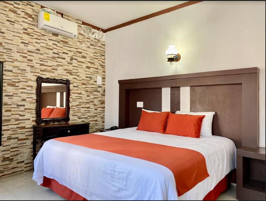 Queen Room with king bed